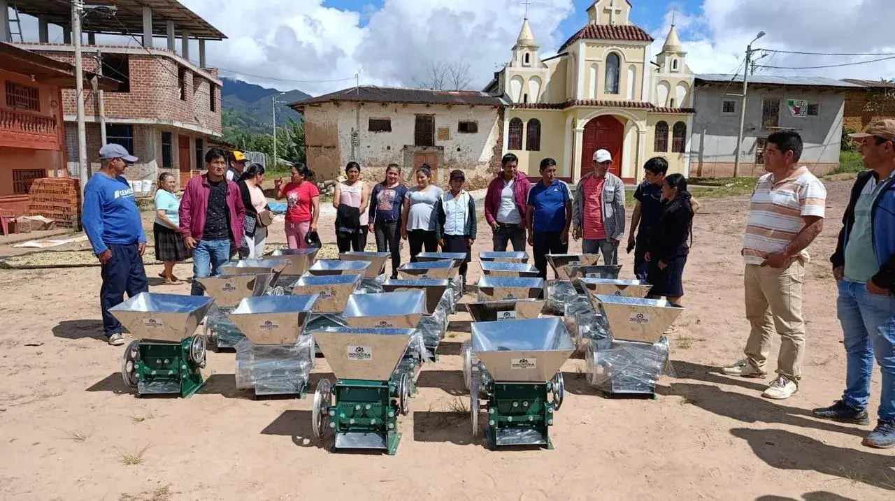 Entrega de despulpadoras de café Industria Nuevo Oriente a productores