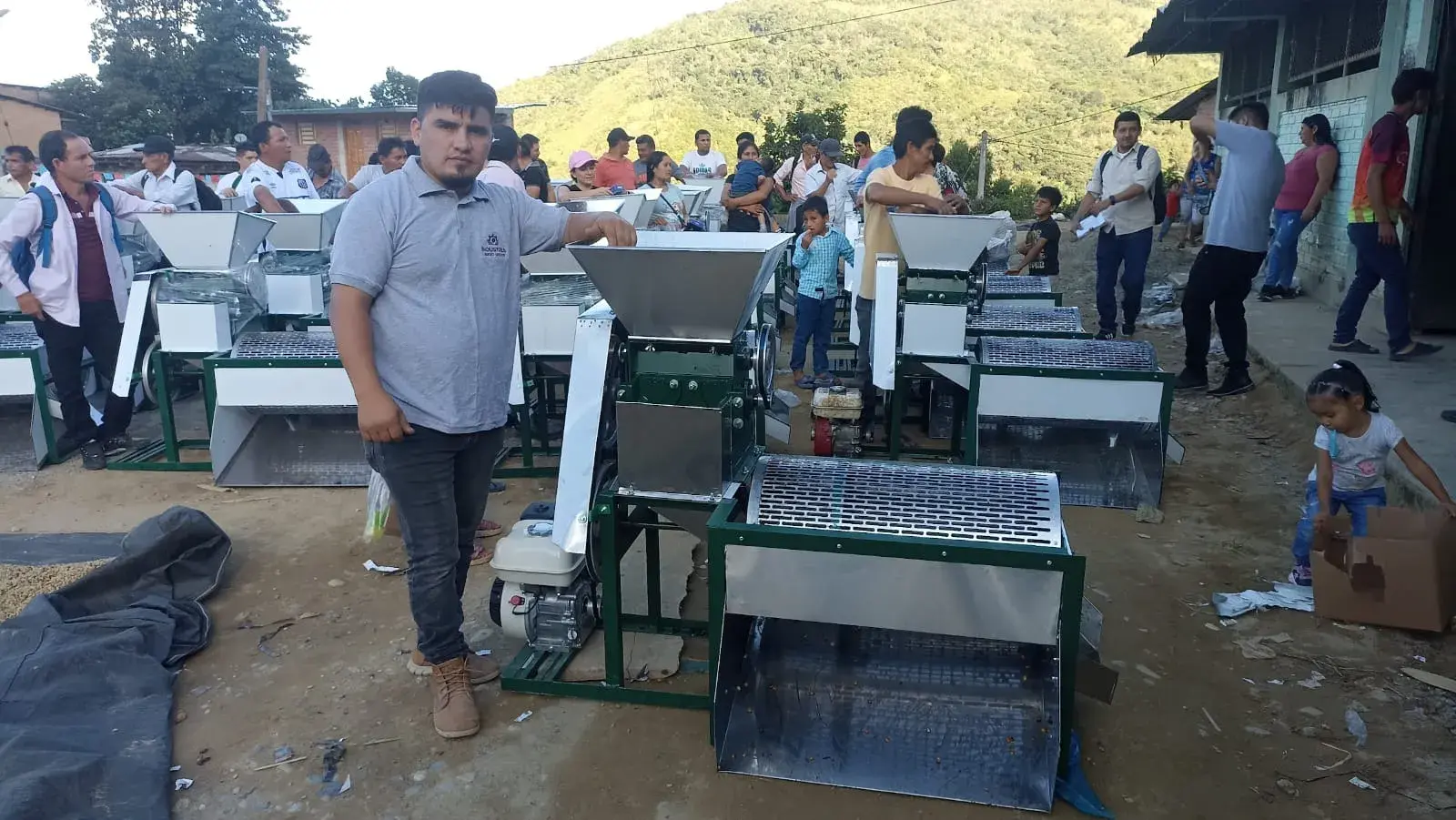 Productores recibiendo sus equipos