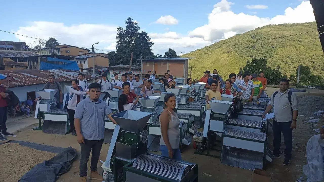 Entrega en comunidad cafetalera