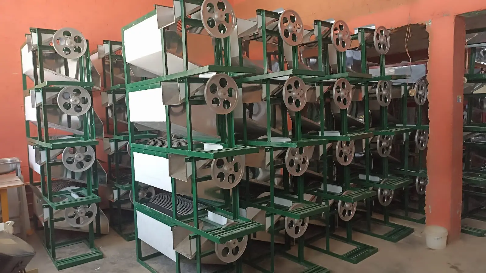 Despulpadoras en fabricación en el taller de Industria Nuevo Oriente